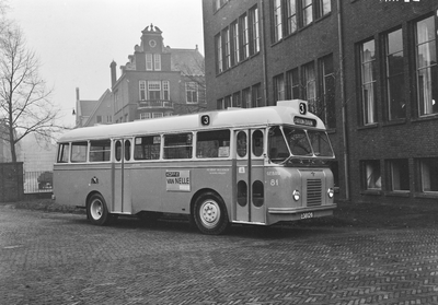 86552 Afbeelding van de Daf/Domburg autobus nr. 81 (serie 76-90) van het G.E.B.R.U. op het remiseterrein aan de ...